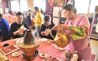 短视频制作乌拉 乌拉火锅：在流量狂欢中打捞失落的仪式感