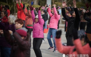 大妈剪辑短视频 真正的勇士敢于大声说不！食堂大妈打菜手抖被喇叭制止